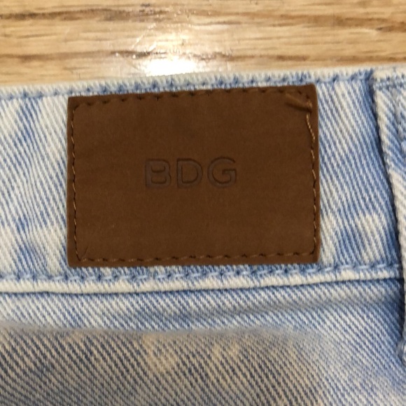 BDG High Rise Dree Cheeky light wash cutoff jean shorts, 26w - Picture 5 of 8